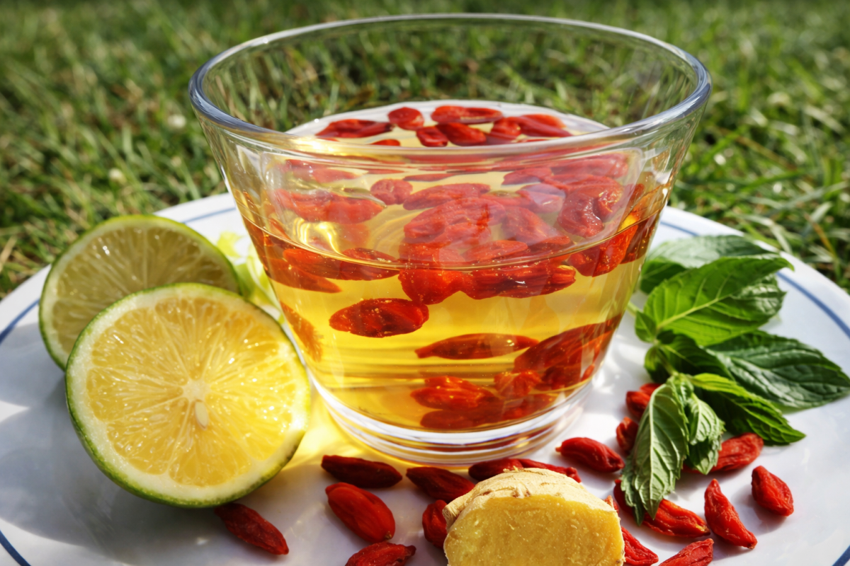 eau de goji au gingembre frais dans un verre avec citron et baies de goji