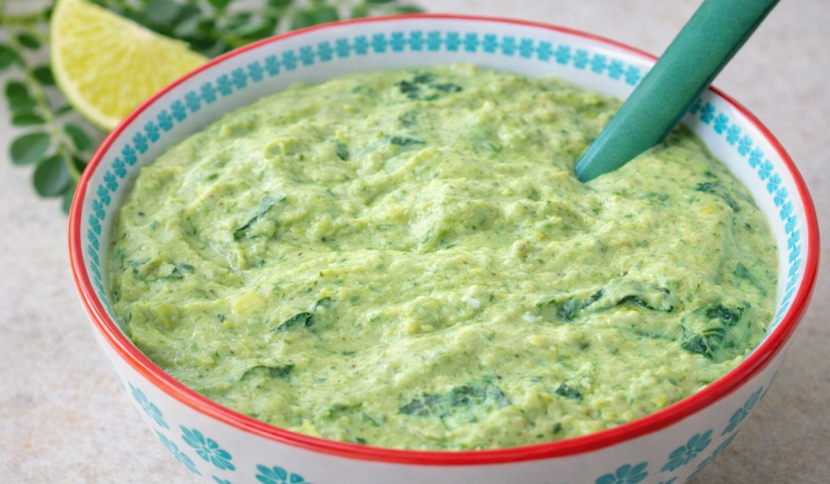 Guacamole végétal au soja soyeux et moringa dans un bol – recette saine et riche en nutriments