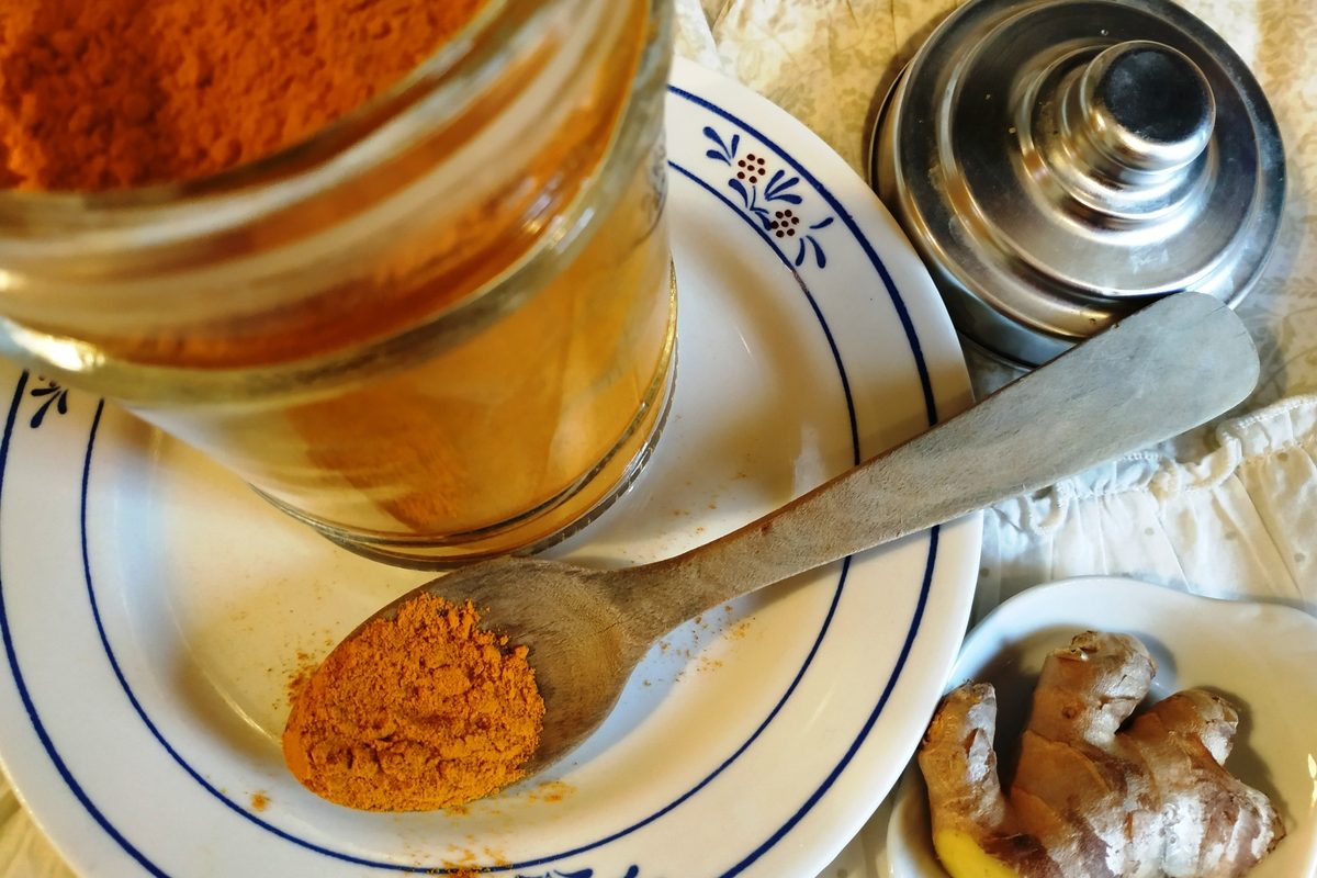 préparation du lait d’or sans lactose avec curcuma et lait végétal