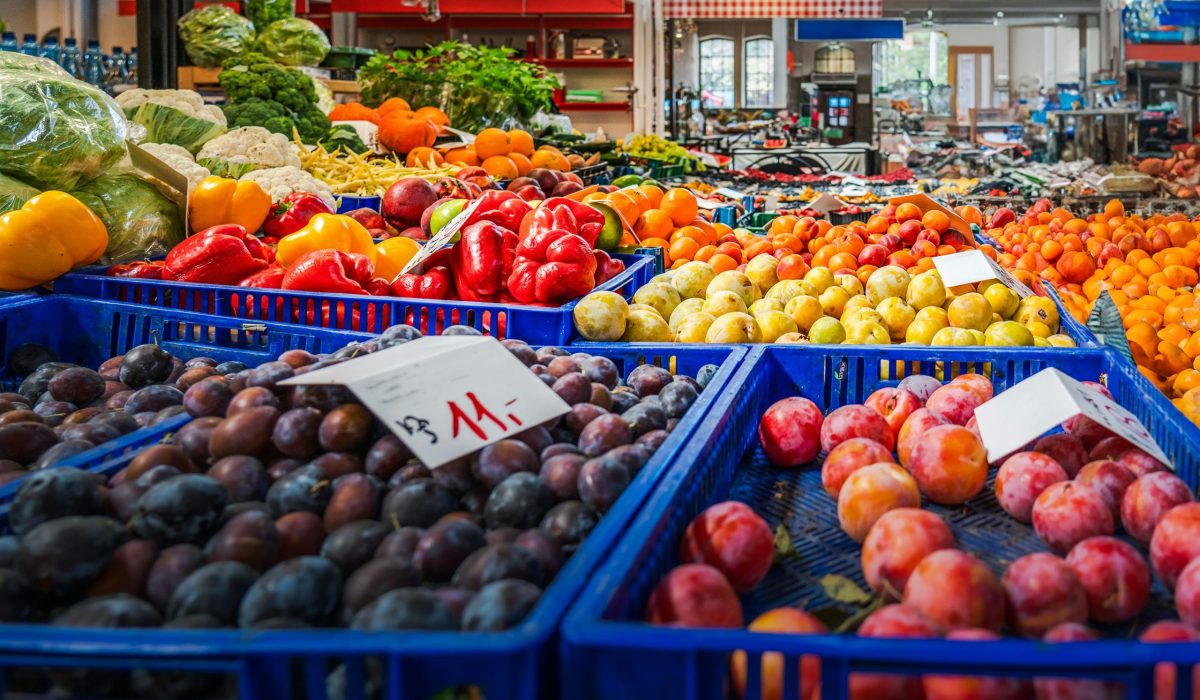 Légumes d’automne sur un marché pour préparer une salade de saison riche en saveurs - potimarron cru