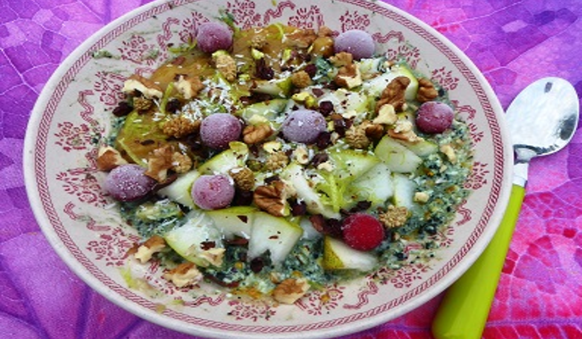 Petit-déjeuner sans lactose au soja soyeux avec fruits frais, oléagineux et superaliments