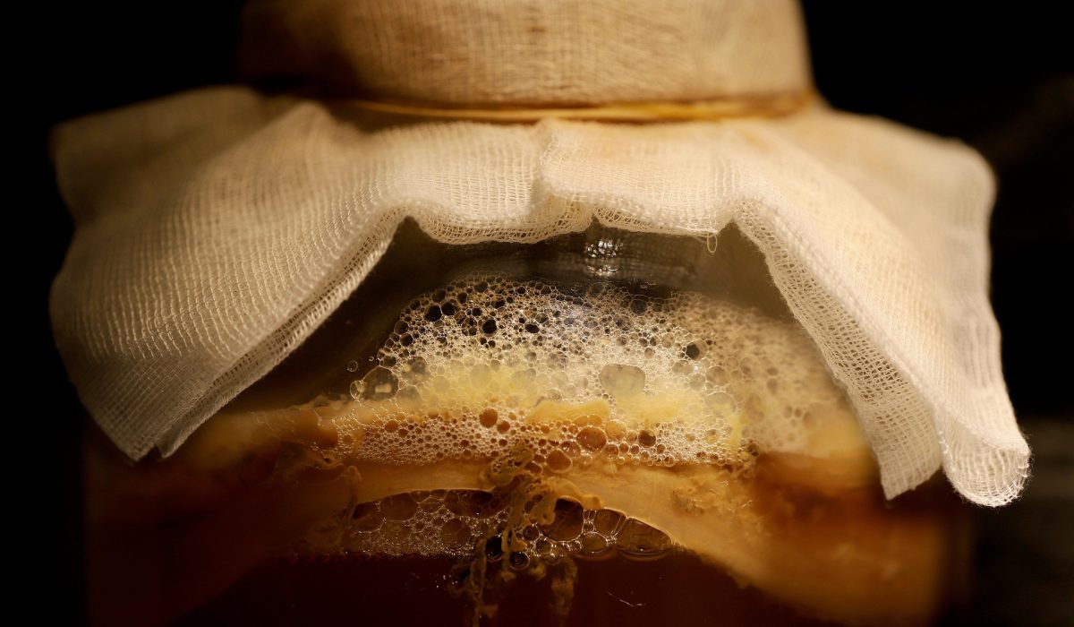 Bocal de légumes lacto-fermentés maison riches en probiotiques naturels