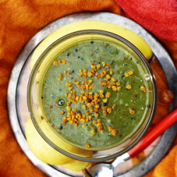 smoothie à la spiruline vert avec fruits banane, poire et curcuma